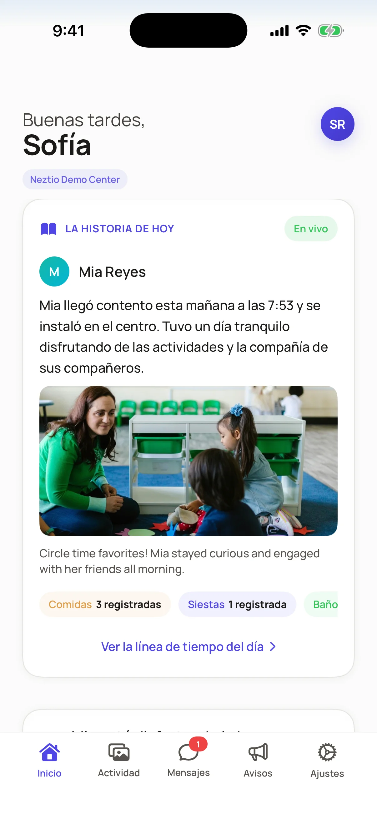 Pantalla de inicio de la app de padres Neztio mostrando estado de asistencia del niño, reporte diario con IA y botones de acciones rápidas - iOS